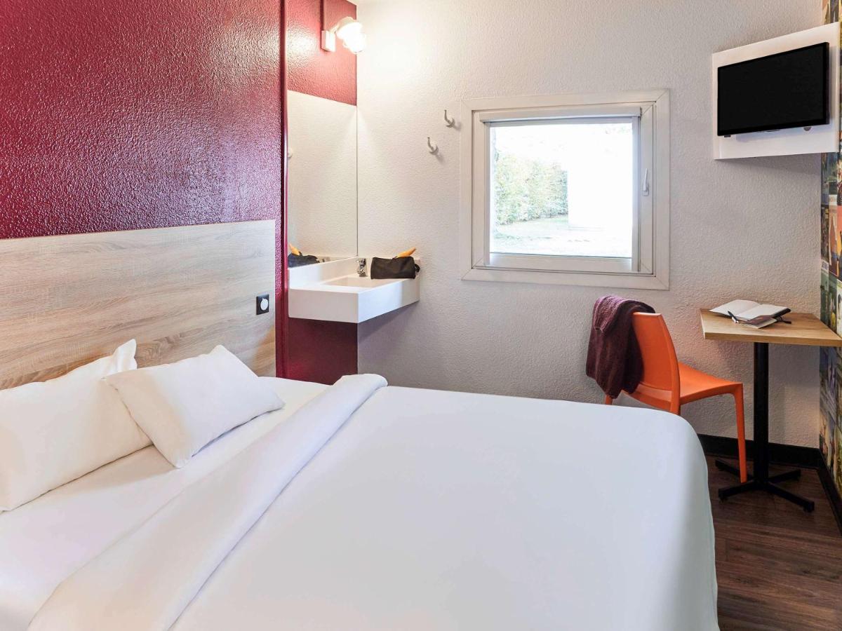 Hotelf1 Saint Malo Kültér fotó A room at an Ibis budget hotel