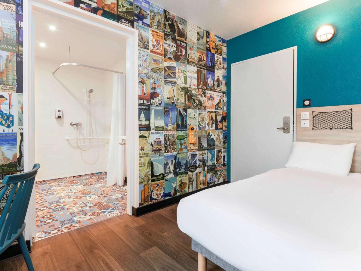 Hotelf1 Saint Malo Kültér fotó A room at the Ibis Styles hotel in Paris, France
