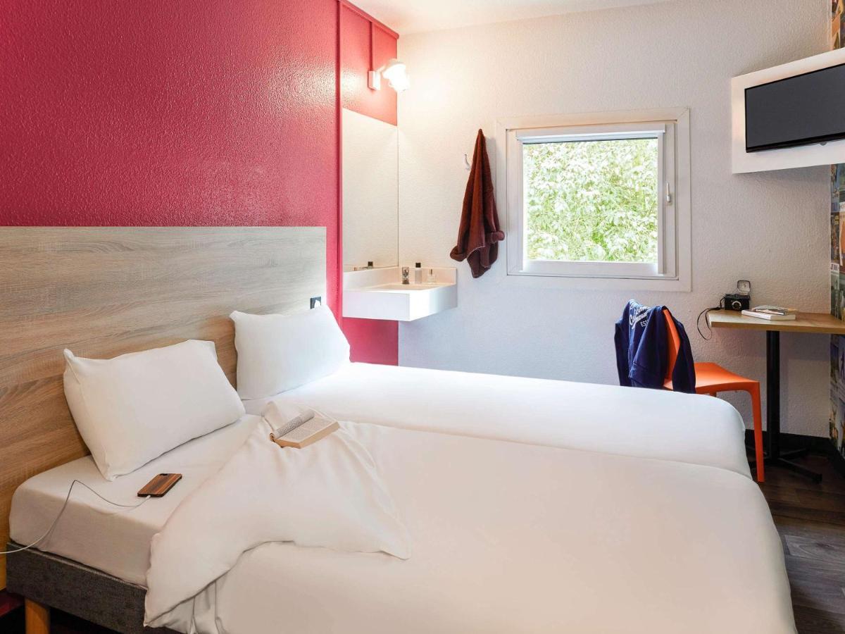 Hotelf1 Saint Malo Kültér fotó A typical room at an Ibis budget hotel